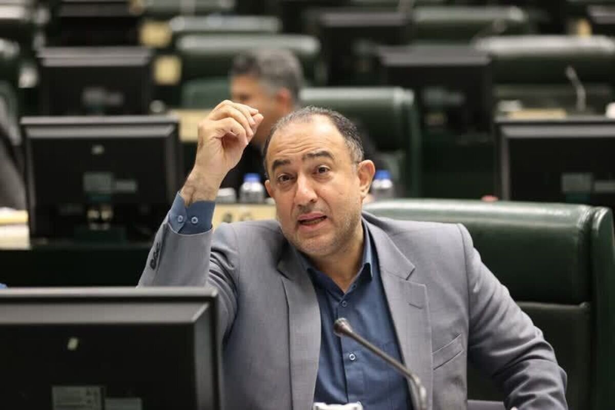 عضو کمیسیون تلفیق بودجه خبر داد: برنامه مجلس برای افزایش دو مرحله‌ای حقوق کارمندان دولت