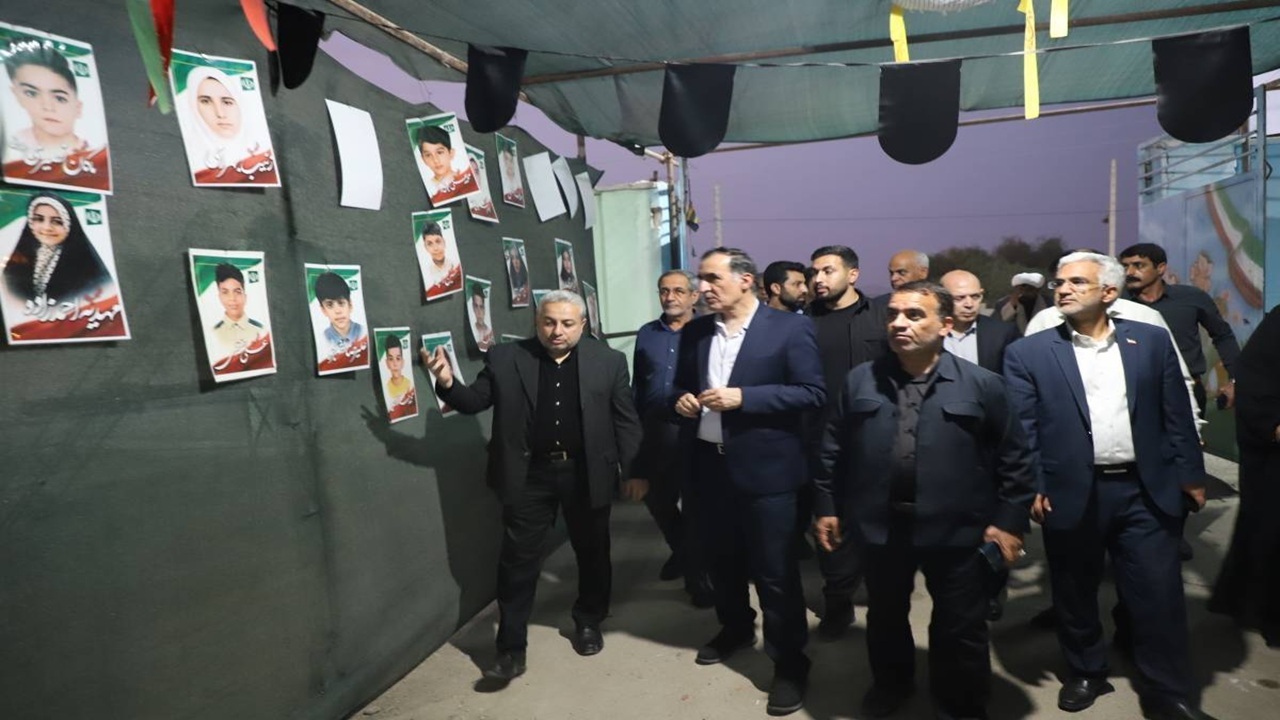 بازدید معاون رئیس‌جمهور از مدرسه شجره طیبه میناب؛ شهدا الگوی نسل جوان هستند