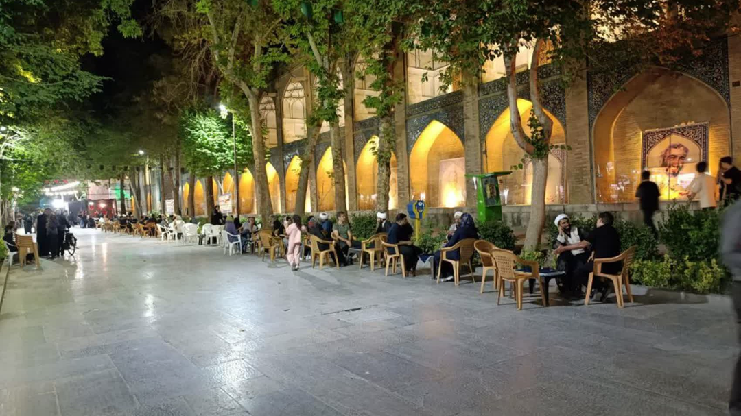 پاتوق گفت‌وگوی دینی در چهارباغ اصفهان؛ صندلی‌هایی که ناباوران را به گفت‌وگو می‌کشاند