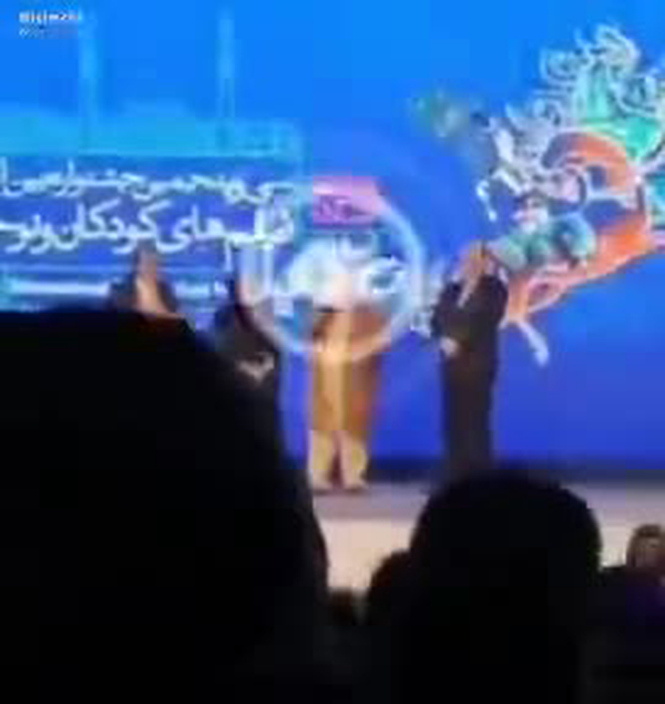 جنجال در اختتامیه جشنواره کودک؛ بازیگر مشهور خطاب به فعال رسانه‌ای خارج کشور: اول بیا ایران را آباد کن
