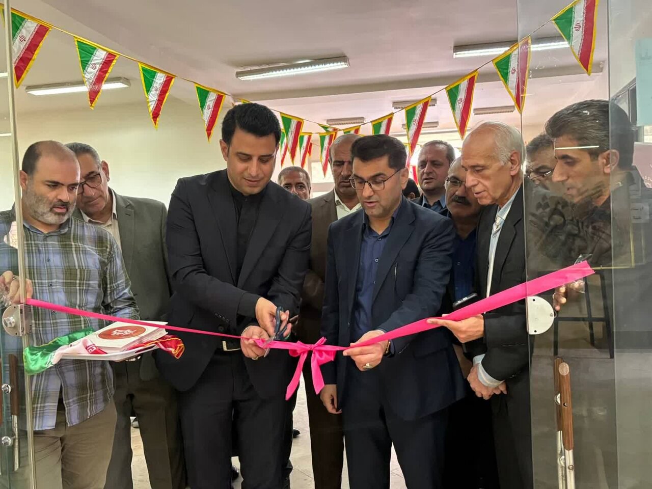 ۵۶ اثر تجسمی از هنرمندان نکایی در «قاب سرخ مقاومت» به نمایش درآمد