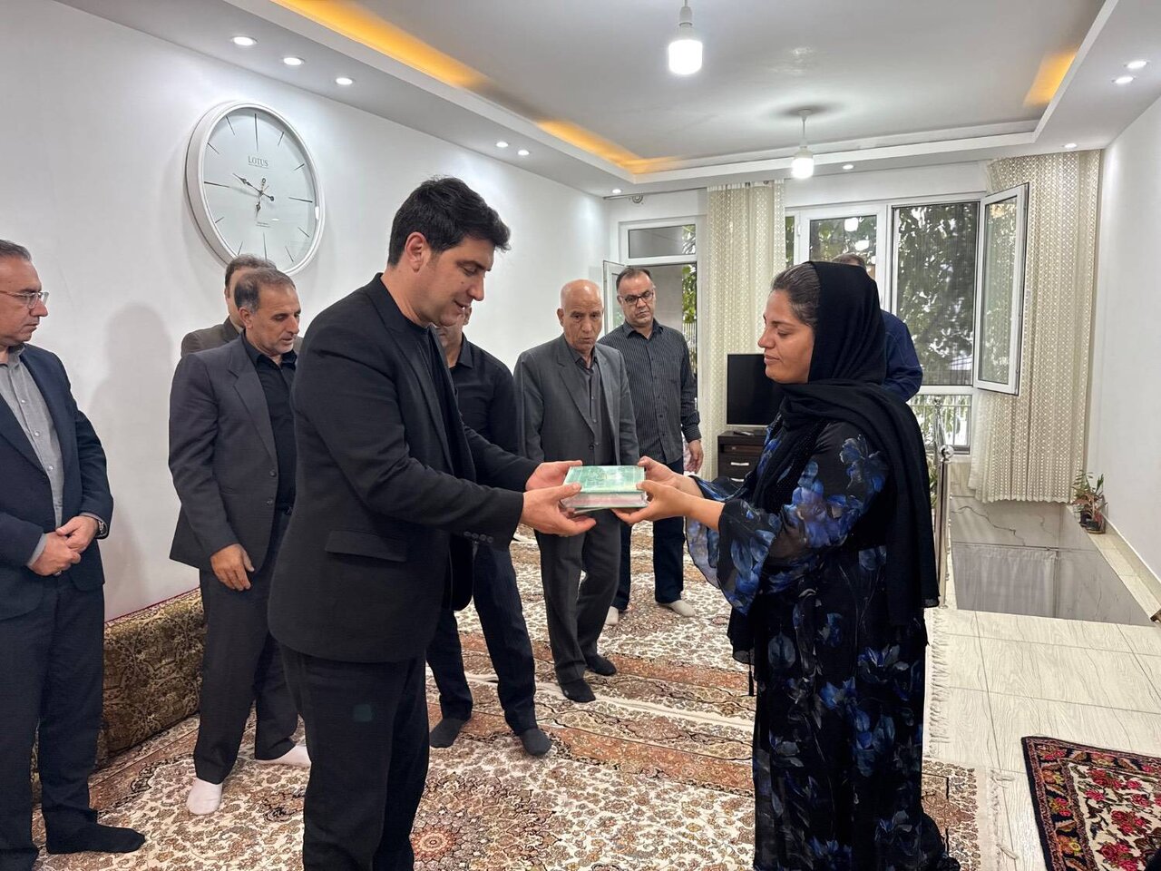 استاندار کردستان از خانواده شهدای حادثه تروریستی سنندج تجلیل کرد