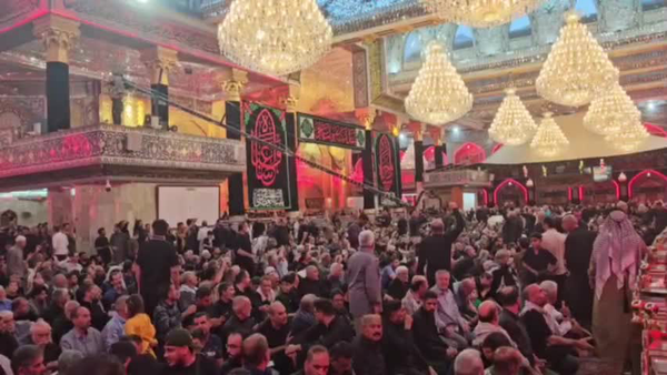 حماسه اربعین در حرم قمر بنی‌هاشم؛ زائران با شعارهای انقلابی عشق خود را به اهل بیت نشان دادند