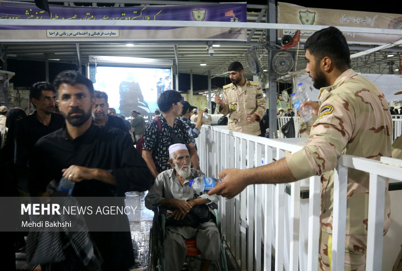 تردد بیش از ۹۷ هزار زائر از مرز مهران در یک روز