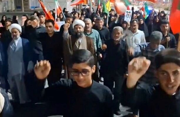 اجتماع شبانه مردم آبدان در حمایت از نظام اسلامی