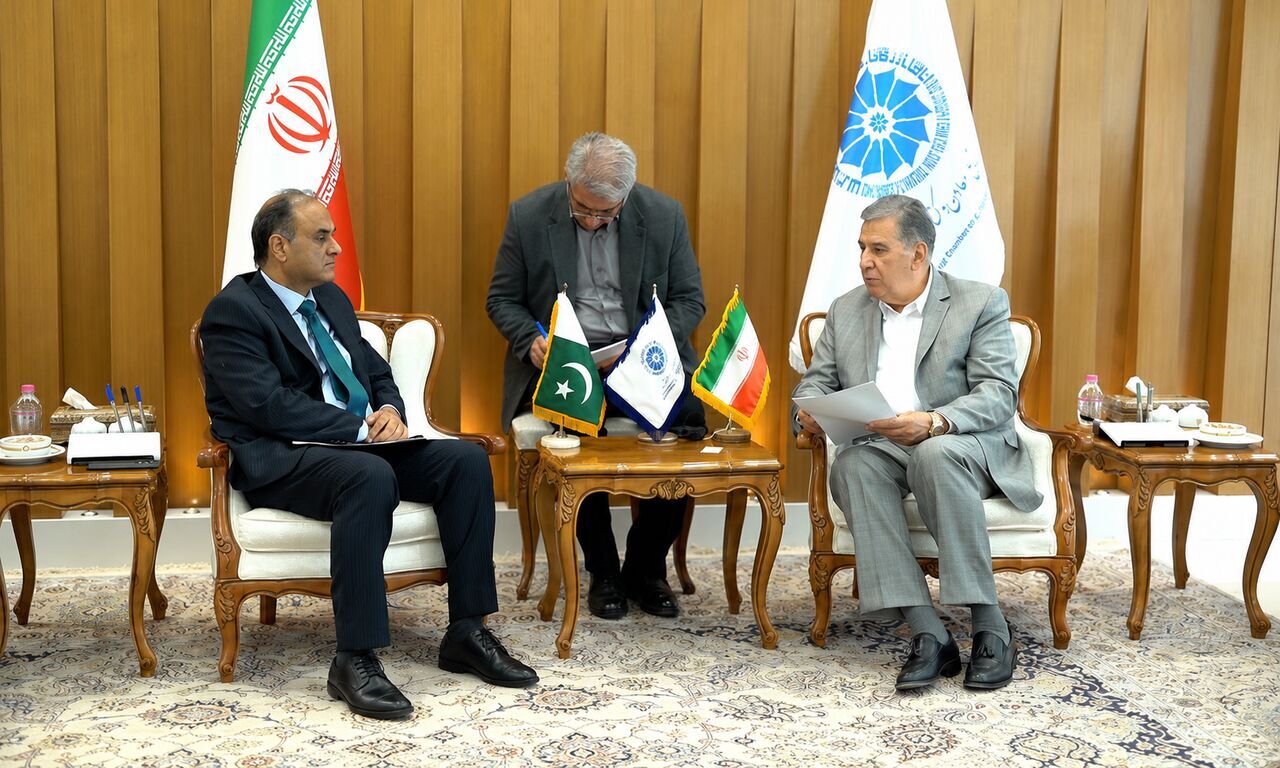 کریدور سبز گمرکی ایران و پاکستان؛ راهکاری برای رفع مشکل کانتینرهای بلاتکلیف در بندر کراچی