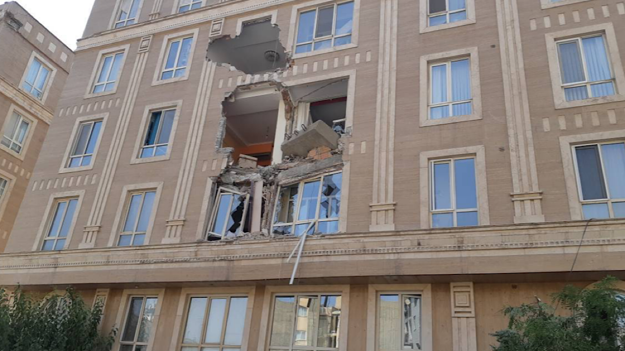 سقوط تاورکرین بر ساختمان مسکونی در تهران؛ ۳ مصدوم و خسارت به ۹ خودرو