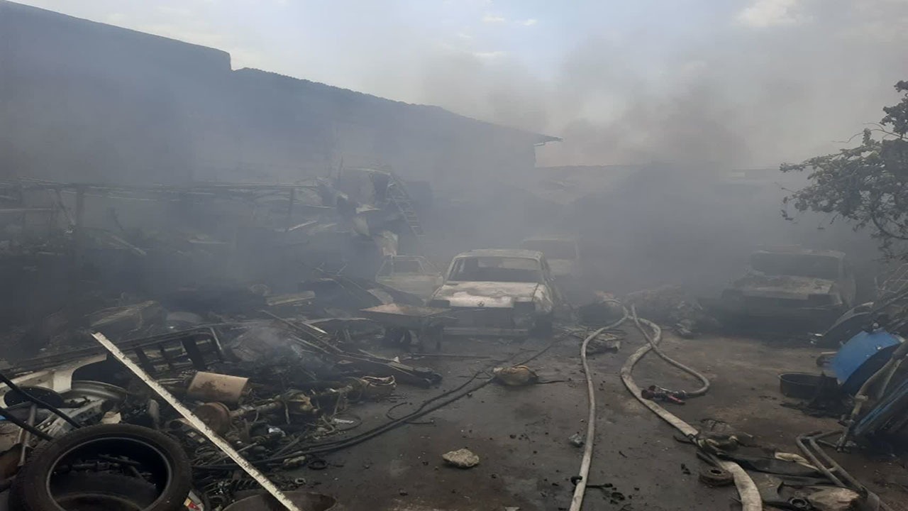 آتش‌سوزی در کارگاه مکانیکی کازرون؛ ۴ خودرو طعمه حریق شد