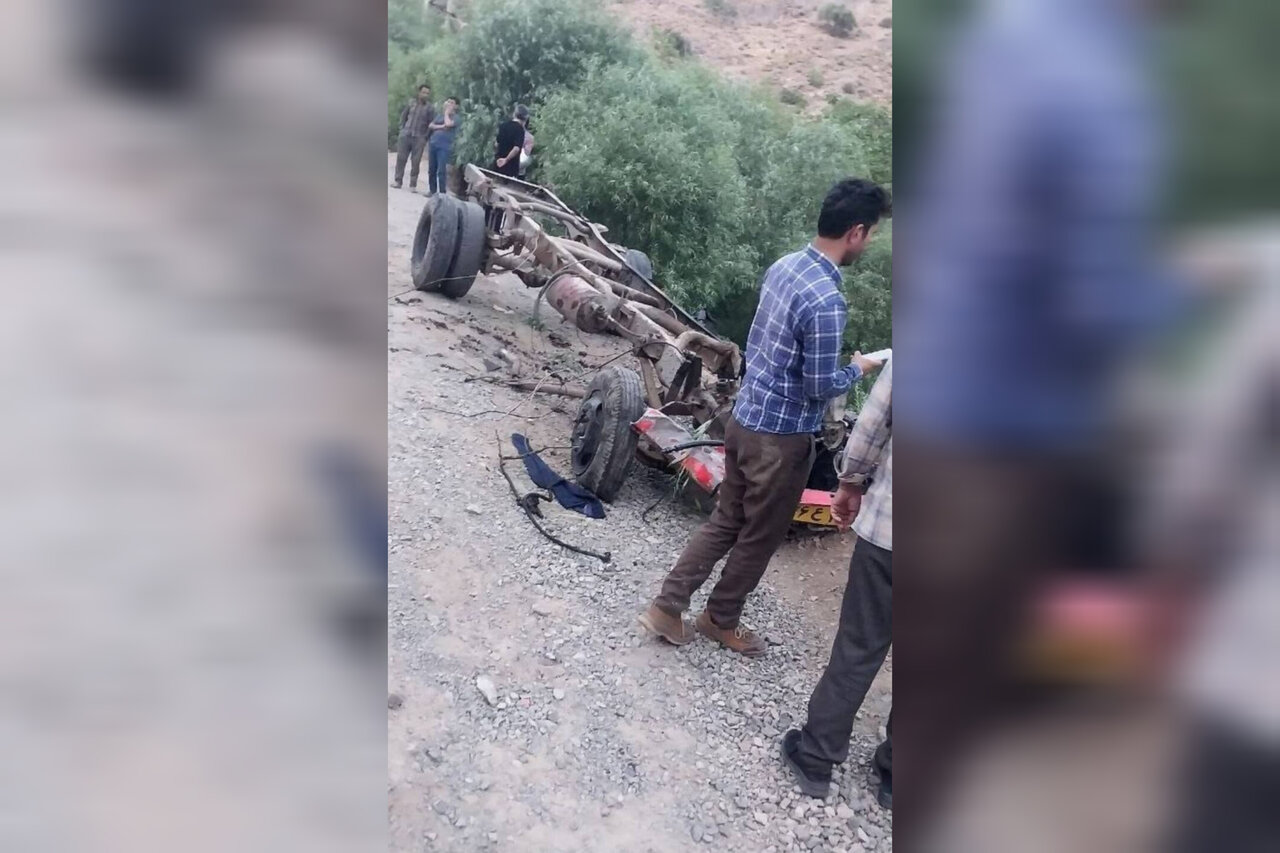 واژگونی مرگبار مینی‌بوس در محور کاشمر - کوهسرخ؛ ۶ نفر جان باختند و ۲۲ تن مصدوم شدند