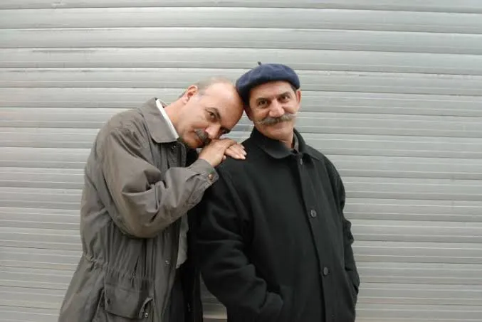 دیدار احساسی ایرج طهماسب و حمید جبلی در مراسم تشییع اکبر عبدی