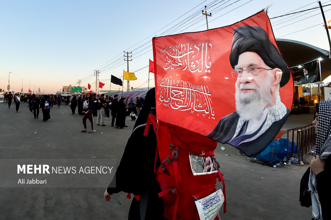 اربعین امسال در جاده نجف تا کربلا؛ از یاد رهبر شهید تا پرچم‌های سرخ خونخواهی