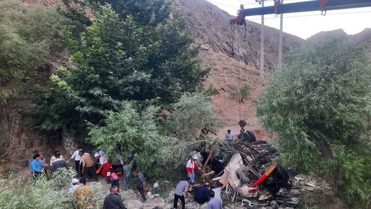آخرین جزئیات سقوط مینی‌بوس در کاشمر؛ تمامی سرنشینان تحت پوشش کامل بیمه هستند