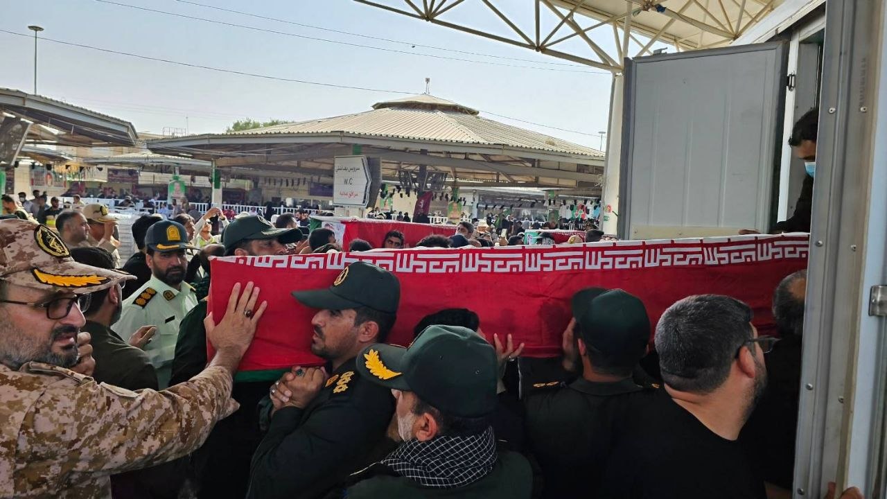 پیکرهای مطهر پنج شهید پاسدار از مرز مهران وارد کشور شد
