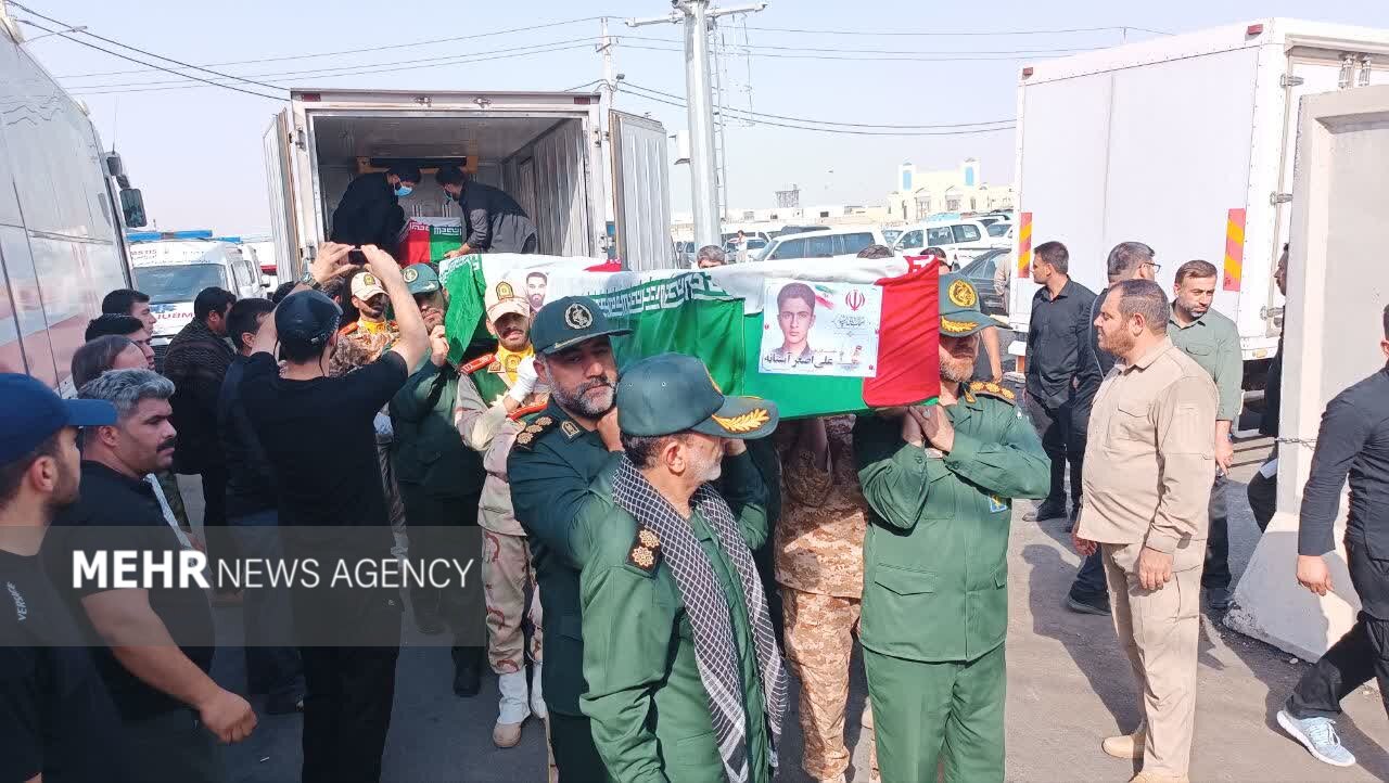 پیکر پنج شهید جبهه مقاومت بر دستان زائران اربعین از مرز مهران وارد خاک ایران شد