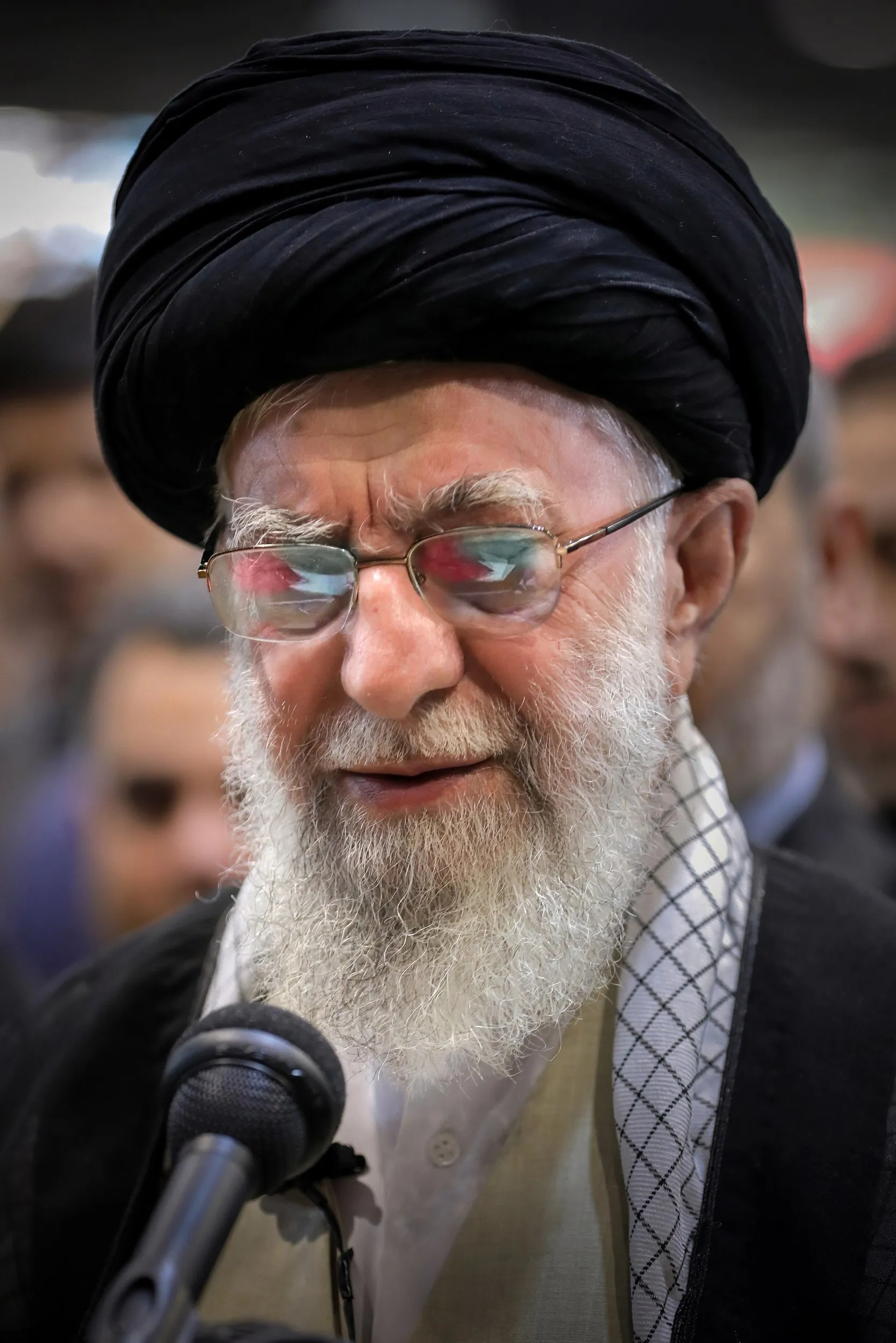تصویری که این روزها بار دیگر دیده شد؛ بازتاب پرچم فلسطین در عینک رهبر انقلاب هنگام نماز بر پیکر شهید هنیه