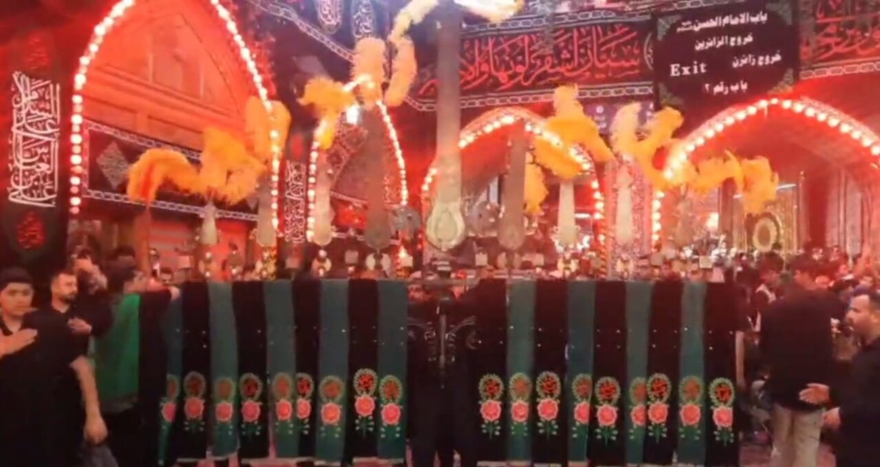 سوگواری پرشور زائران استهبانی در حرم قمر بنی‌هاشم(ع)