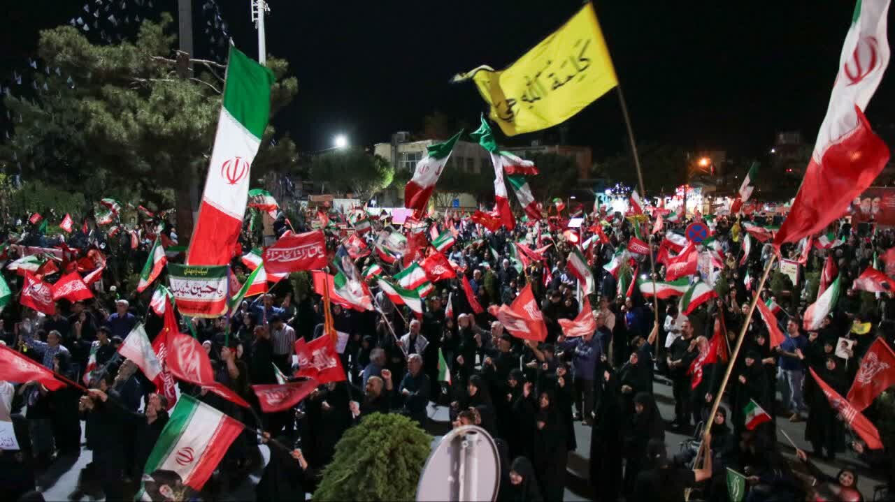 گردهمایی شبانه در گالیکش؛ پیام مردم به انقلاب و رهبری