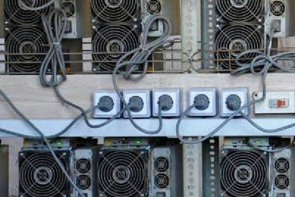 ضبط ۱۲ دستگاه ماینر غیرمجاز در بندرعباس؛ دو متخلف به مقام قضائی معرفی شدند