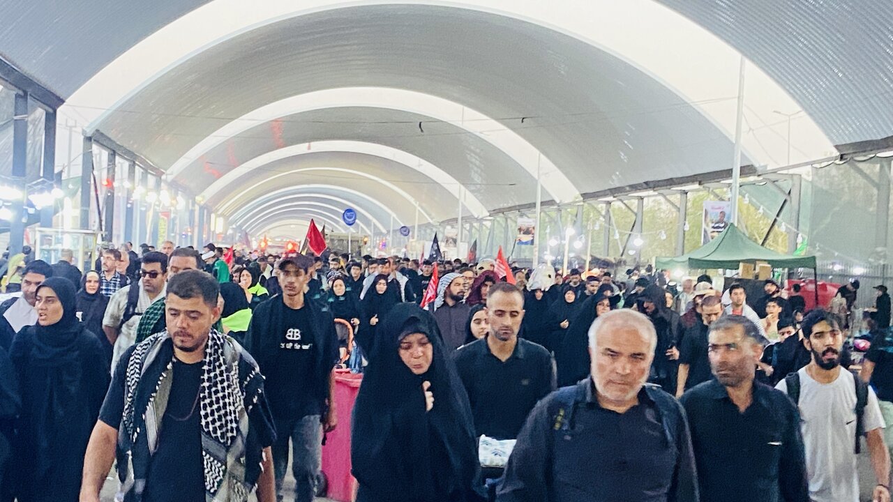 پرچم‌های سرخ «یا لثارات الحسین»؛ پیام خونخواهی زائران اربعین در مسیر نجف تا کربلا