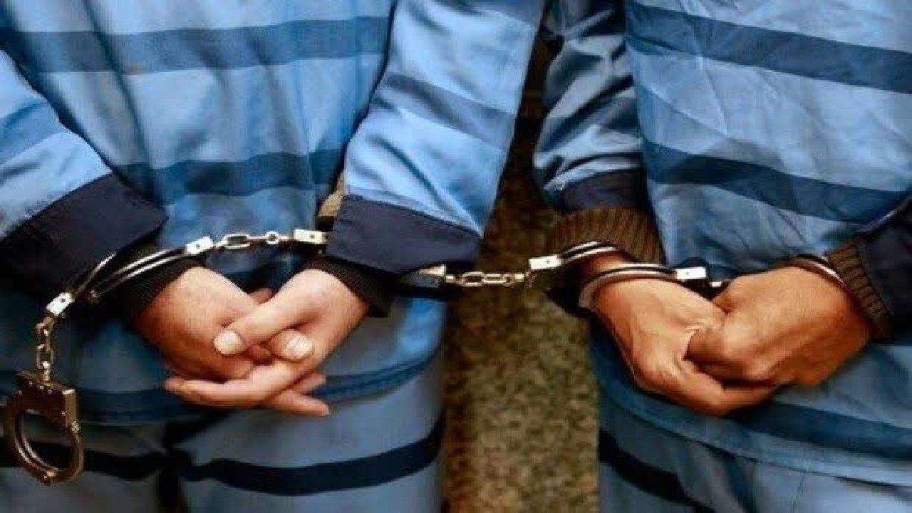 بازداشت عامل تیراندازی به همسرش در عباس‌آباد؛ کشف سلاح گرم و ۶ سلاح سرد از مخفیگاه متهم