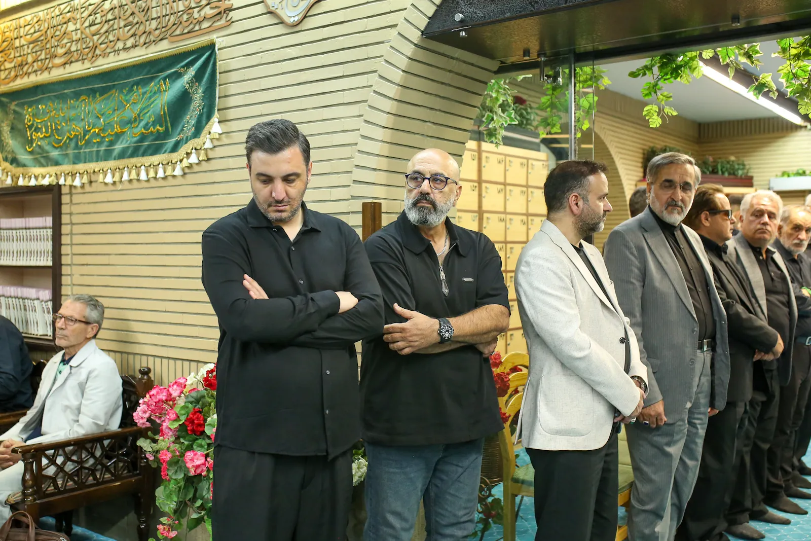 آیین یادبود اکبر عبدی برگزار شد؛ حضور هنرمندان و مسئولان در مسجد بلال