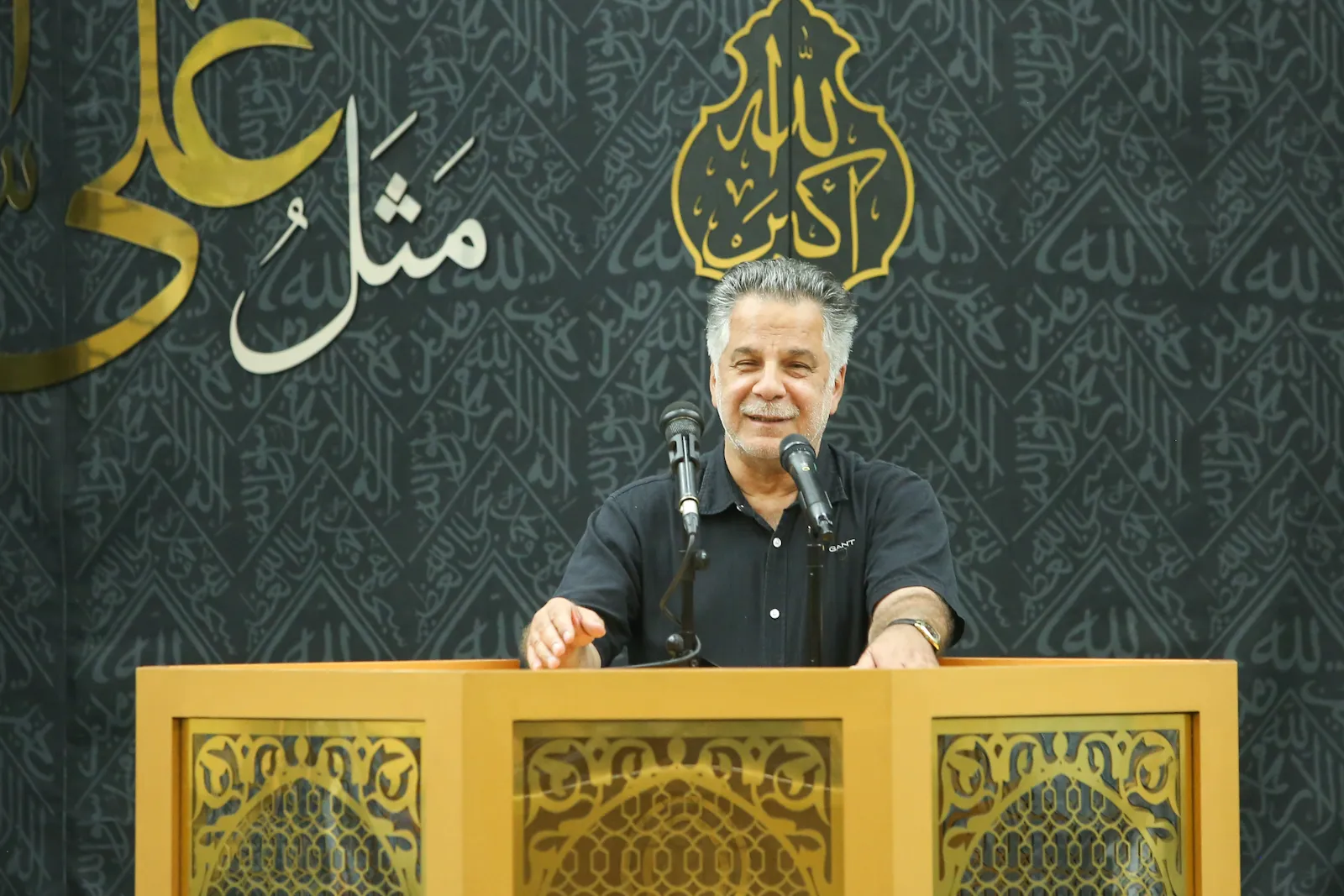 مراسم یادبود اکبر عبدی در مسجد بلال