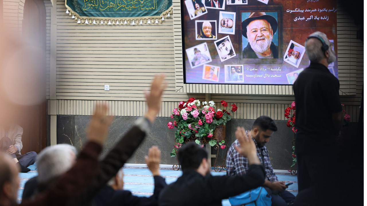 مردم صاحب‌عزای اصلی اکبر عبدی‌اند؛ مراسم یادبود او در مسجد بلال برگزار شد