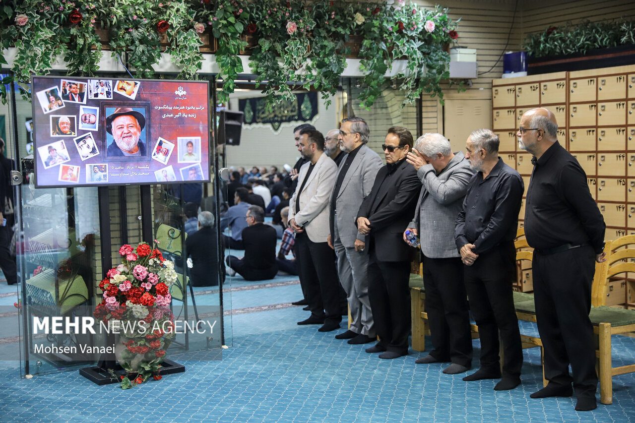وداع هنرمندان با اکبر عبدی در مسجد بلال؛ دو سریال آخر او در راه آنتن