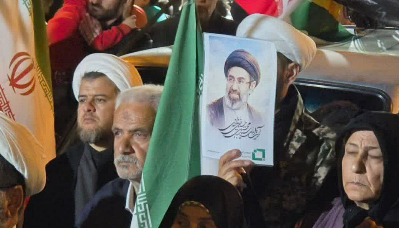 اجتماع شبانه مردم بیجار؛ نمایش همبستگی با انقلاب و اقتدار ایران