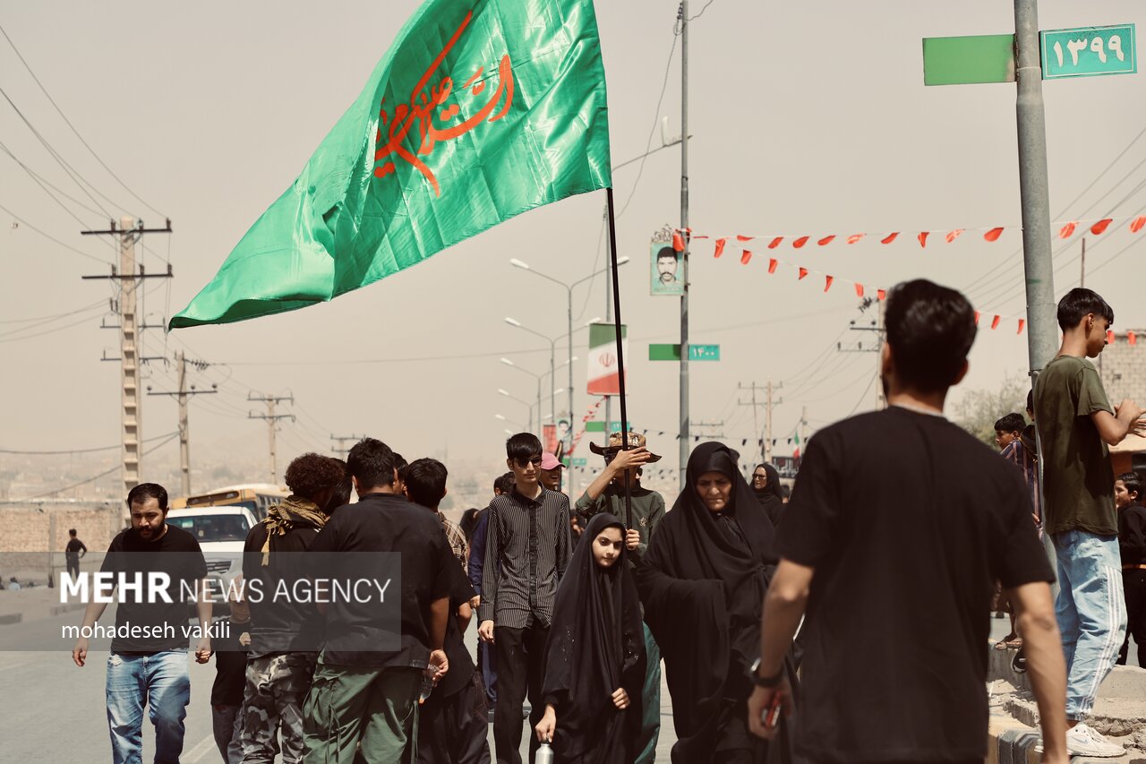 آیین پیاده‌روی جاماندگان اربعین در پیش‌قلعه از گلزار شهدا تا امامزاده اشرف
