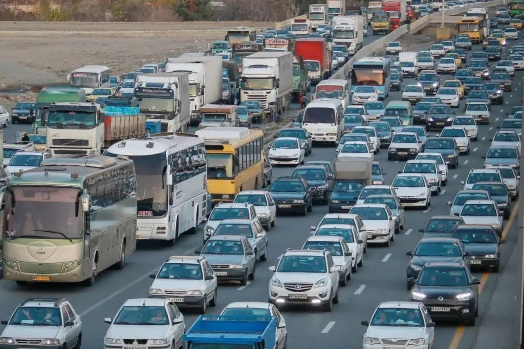 گره ترافیکی در ورودی‌های پایتخت؛ آزادراه‌های البرز زیر بار سنگین ترافیک