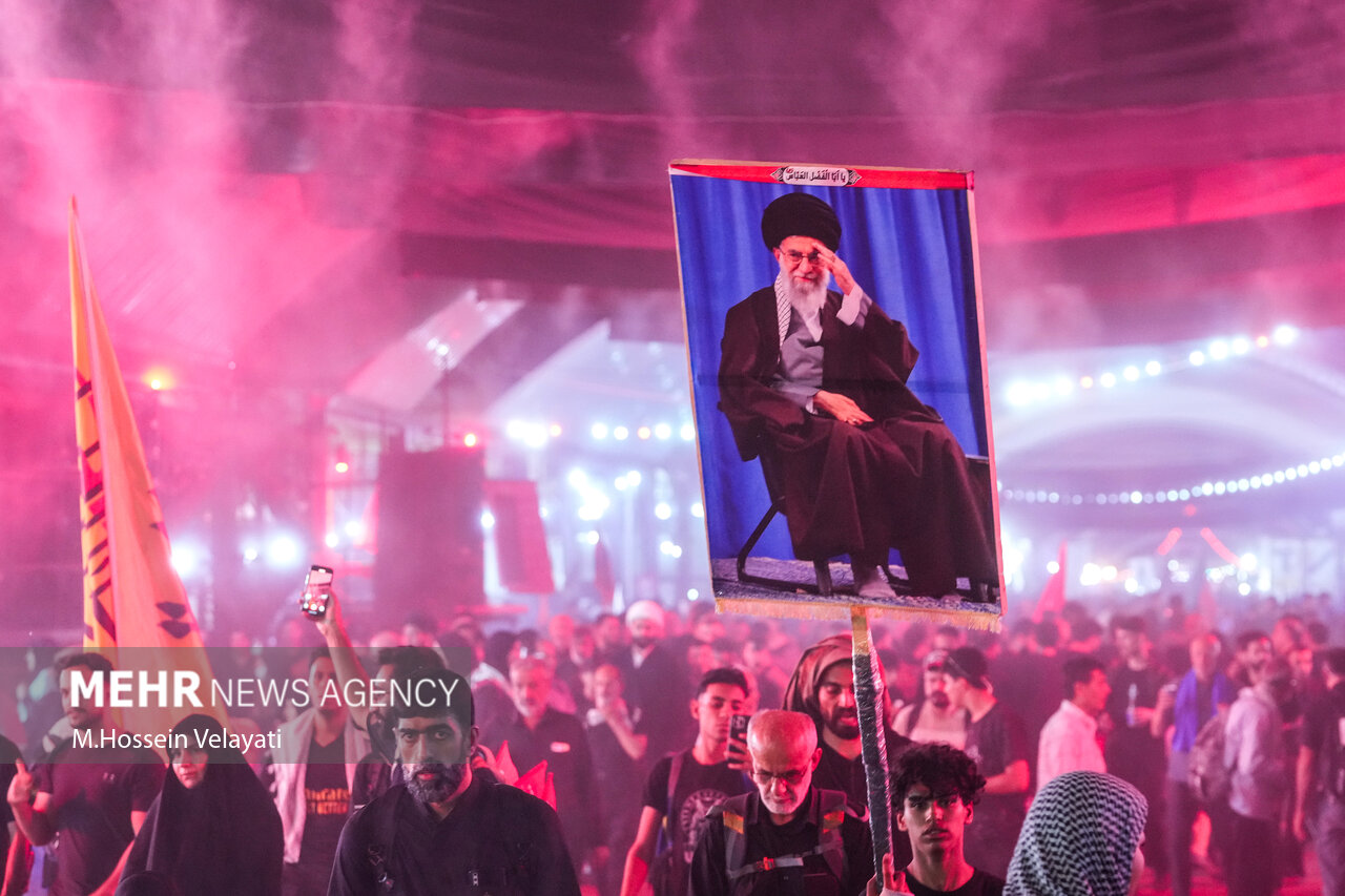 ارادت زائران اربعین به «آقای شهید» در مسیر نجف تا کربلا