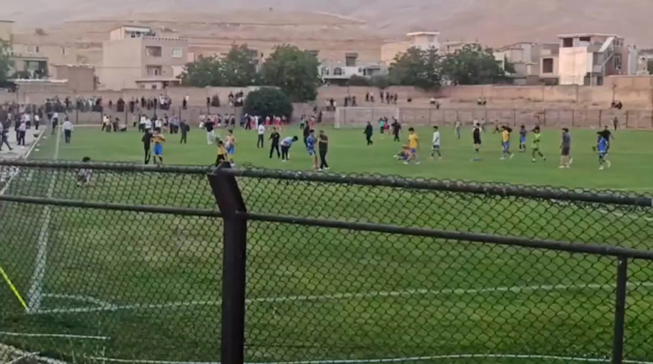 درگیری شدید در دیدار نوجوانان فوتبال در شهرکرد؛ بازی با تیر هوایی و گاز اشک‌آور پایان یافت