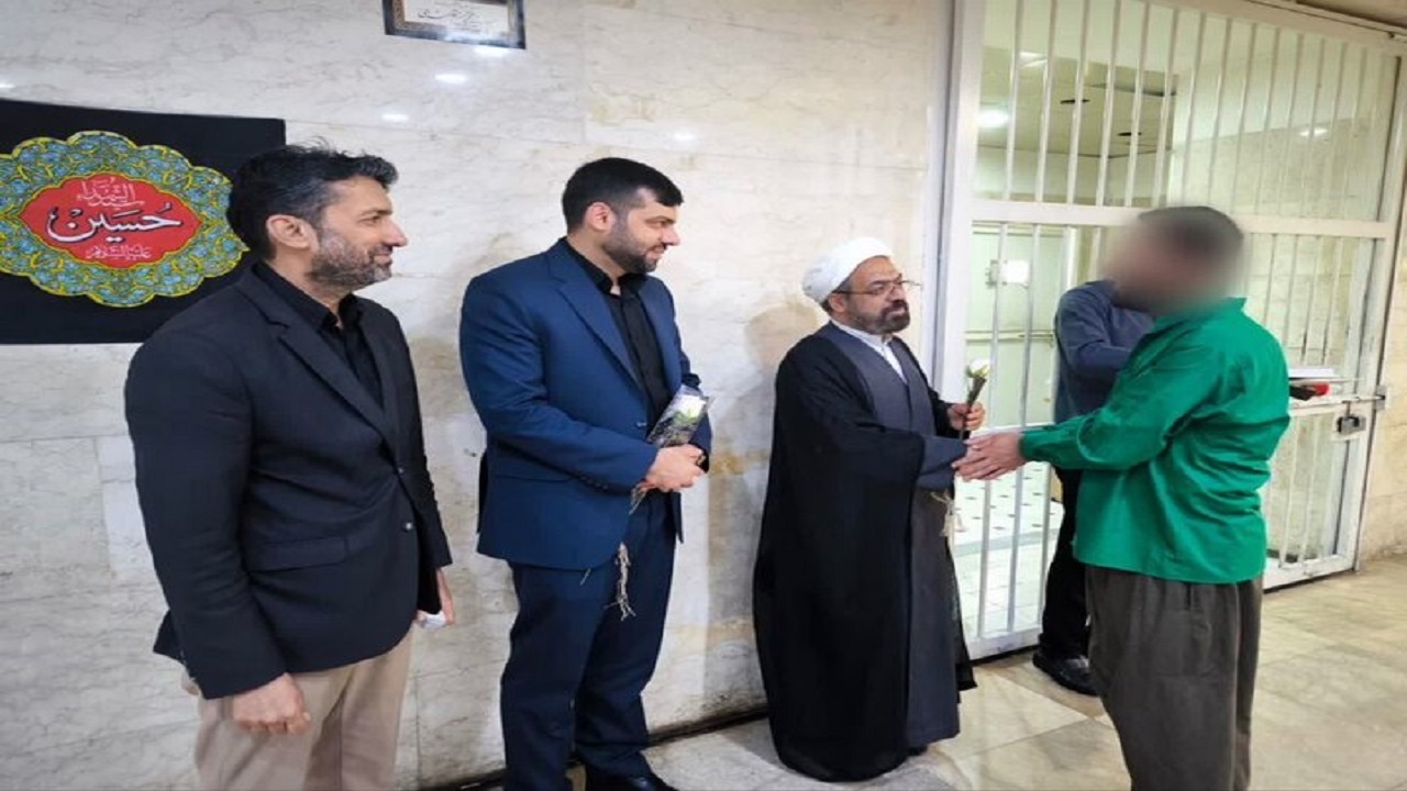 آزادی ۲۷ مددجوی واجد شرایط در قم؛ بازگشت زندانیان به آغوش خانواده‌ها در شب اربعین