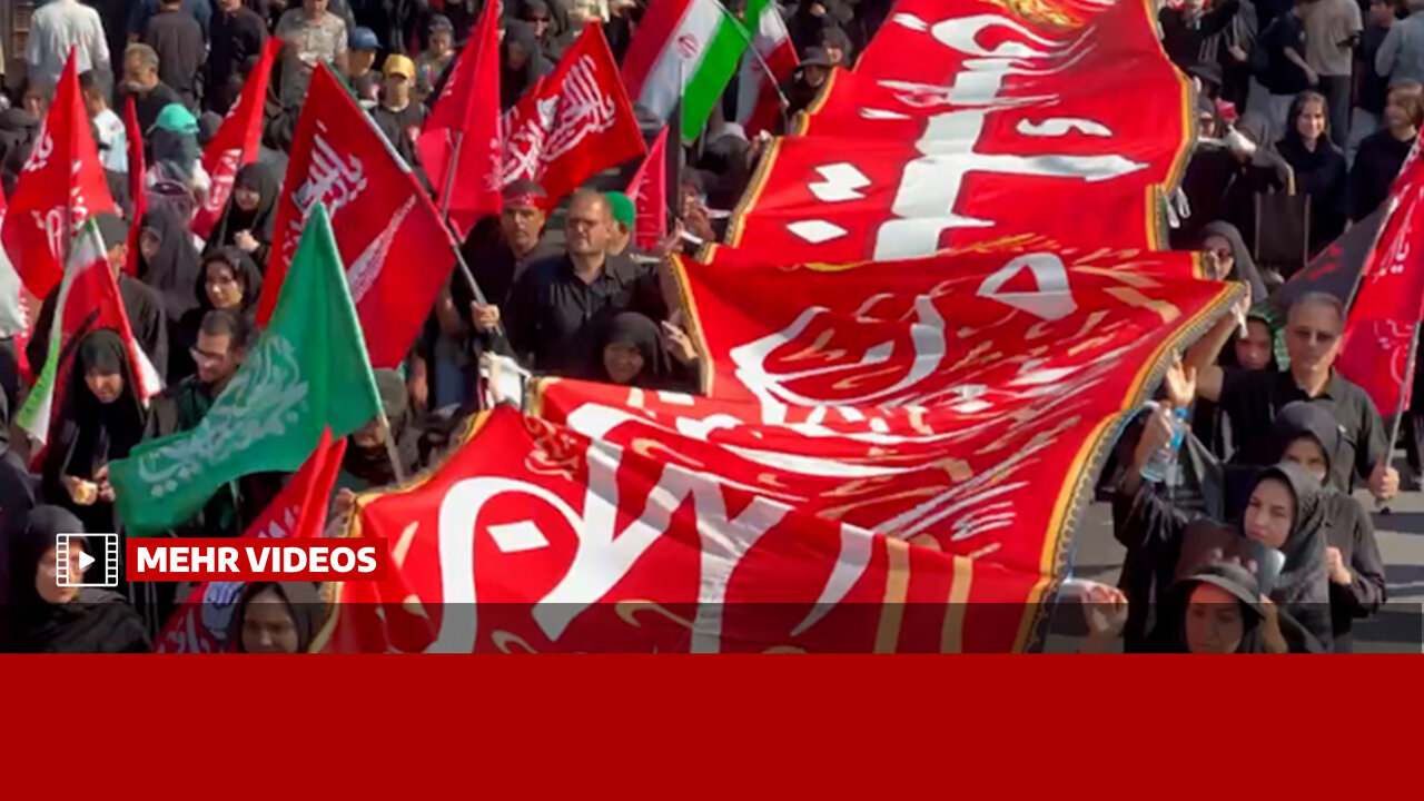 در آستانه اربعین حسینی؛ جاماندگان تهرانی با پرچم‌های سرخ خون‌خواهی به راهپیمایی آمدند