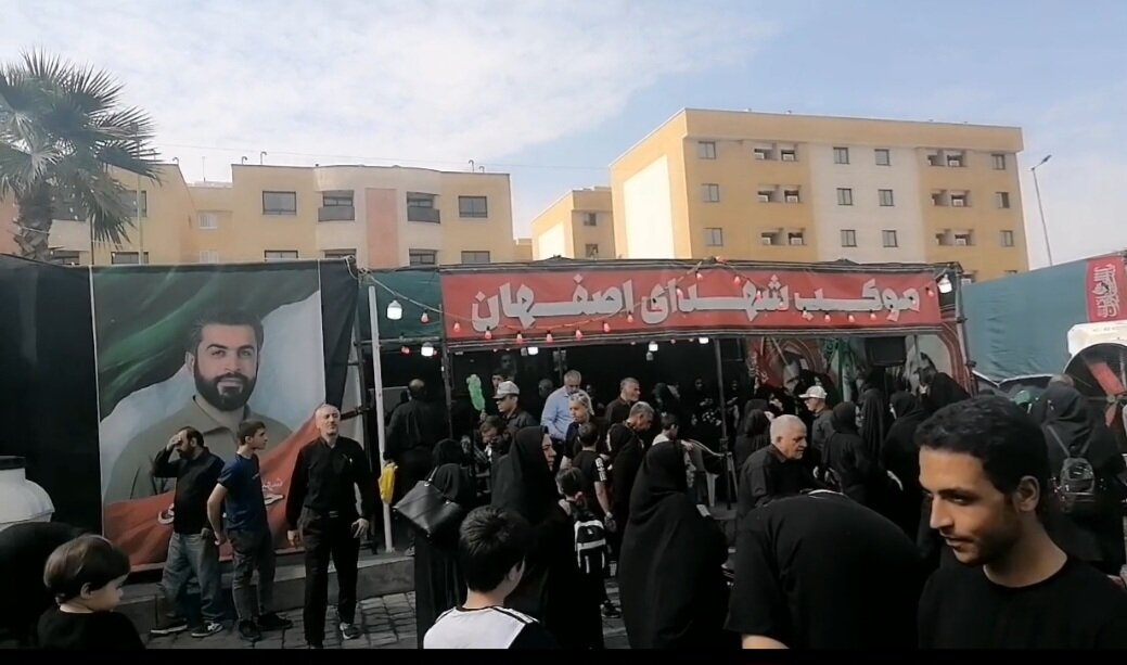 حرکت خیل عظیم عزاداران حسینی در اصفهان؛ پیاده‌روی جاماندگان اربعین از نورباران تا گلستان شهدا