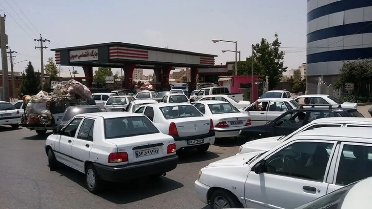 گره کور صف‌های بنزین در خراسان جنوبی؛ ساعتی انتظار برای ۱۵ لیتر سوخت اضطراری
