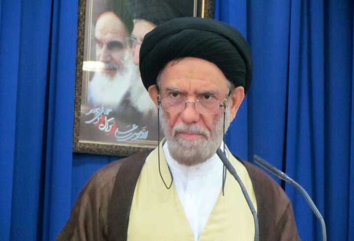 امام جمعه دیر: غیرت حسینی و حیای زینبی، سد نفوذناپذیر در برابر استکبار است