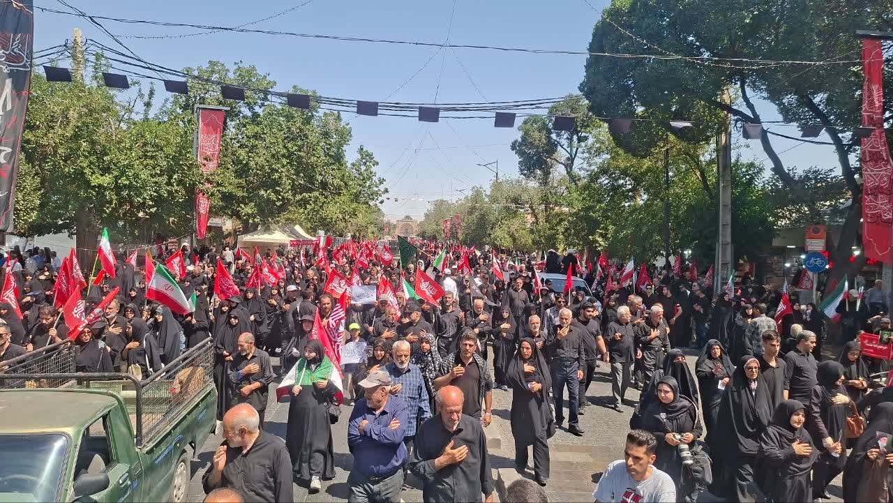 قزوین به قرار اربعین رسید؛ خیابان‌های شهر میزبان دلدادگان حسینی