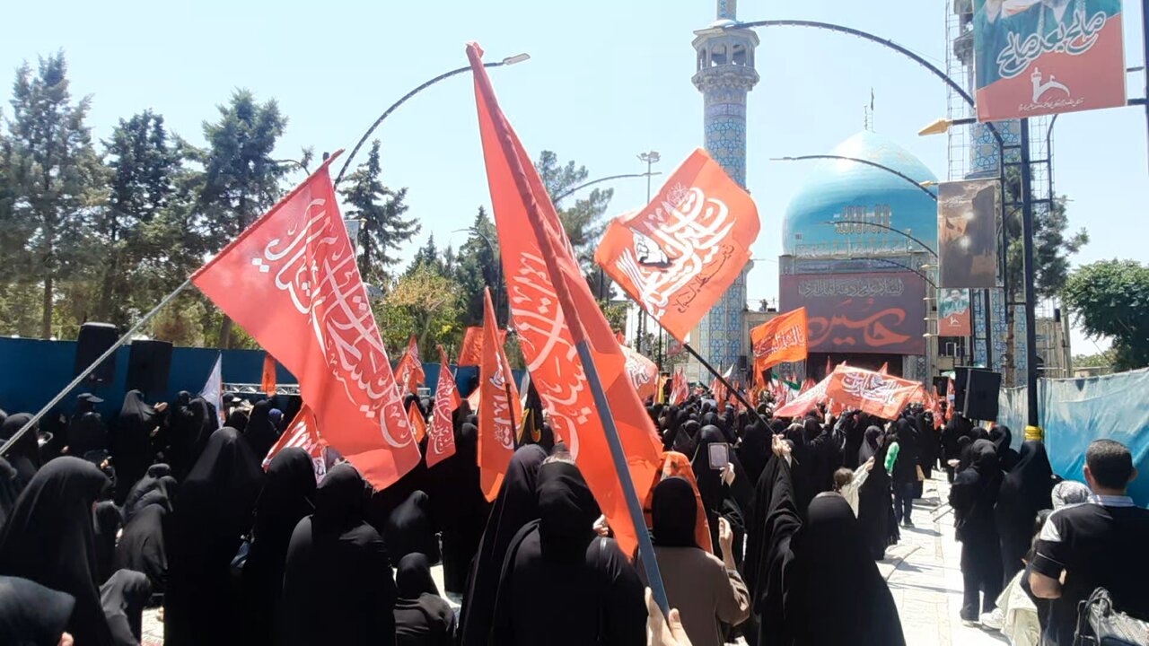 آیین جاماندگان اربعین در کرج با حضور پرشور عزاداران حسینی برگزار شد