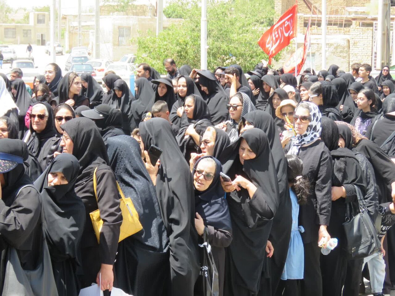 هم‌پایی مردم محلات در راهپیمایی جاماندگان اربعین؛ طنین لبیک یا حسین در شهر