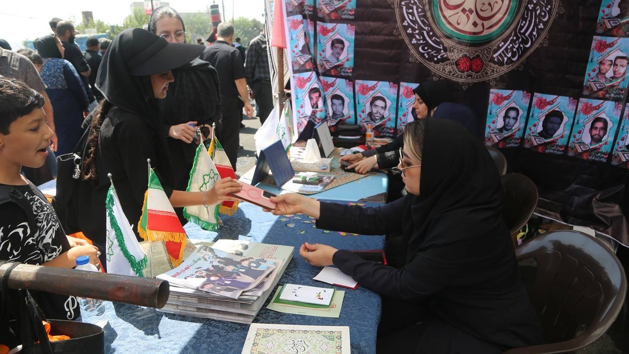 پویش «۱۶۸ قدم» در آیین جاماندگان اربعین؛ روایتی از گرامیداشت دانش‌آموزان شهید میناب