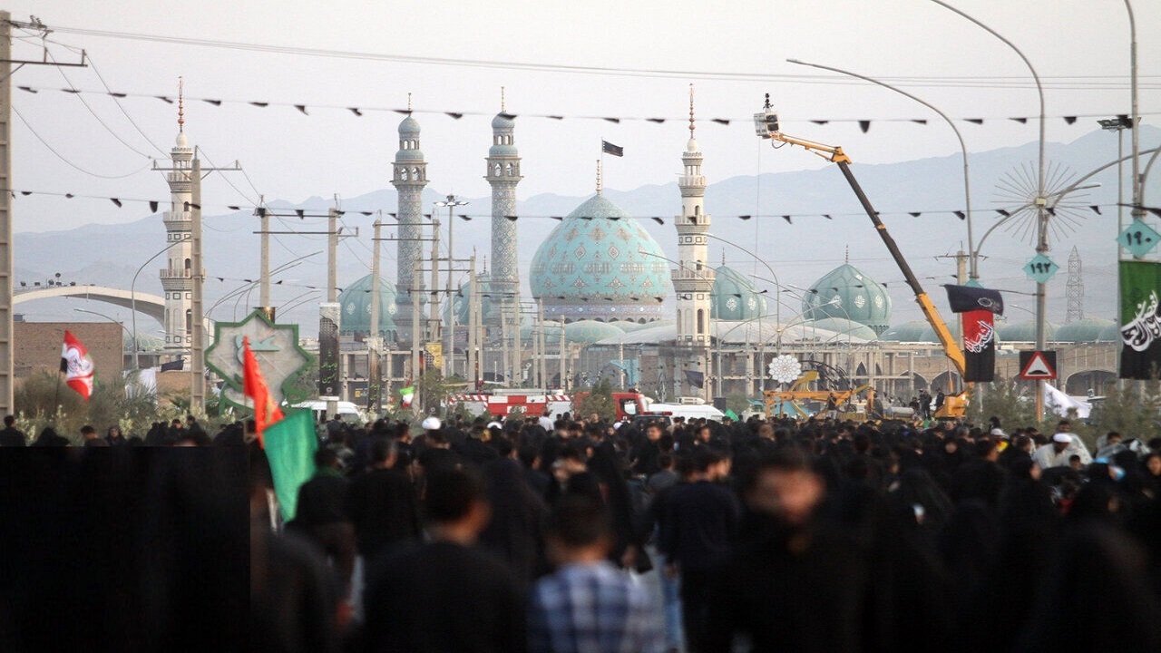 پیاده‌روی جاماندگان اربعین در قم؛ طنین «لبیک یا حسین» در مسیر طریق‌المهدی