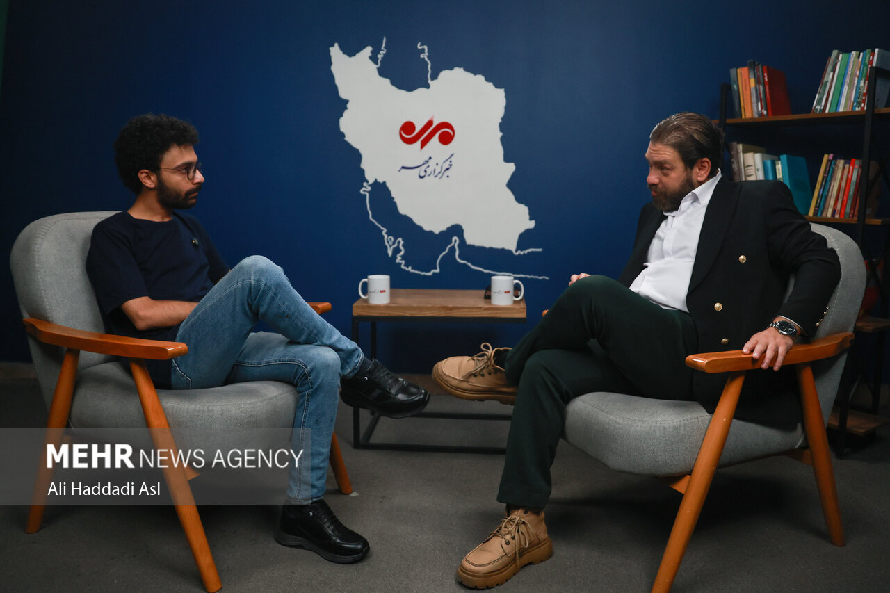 اقتباس یعنی بازخوانی زمانه، نه دستکاری متن؛ نقد «جامعه فست‌فودی» در گفت‌وگو با حسین رسولی