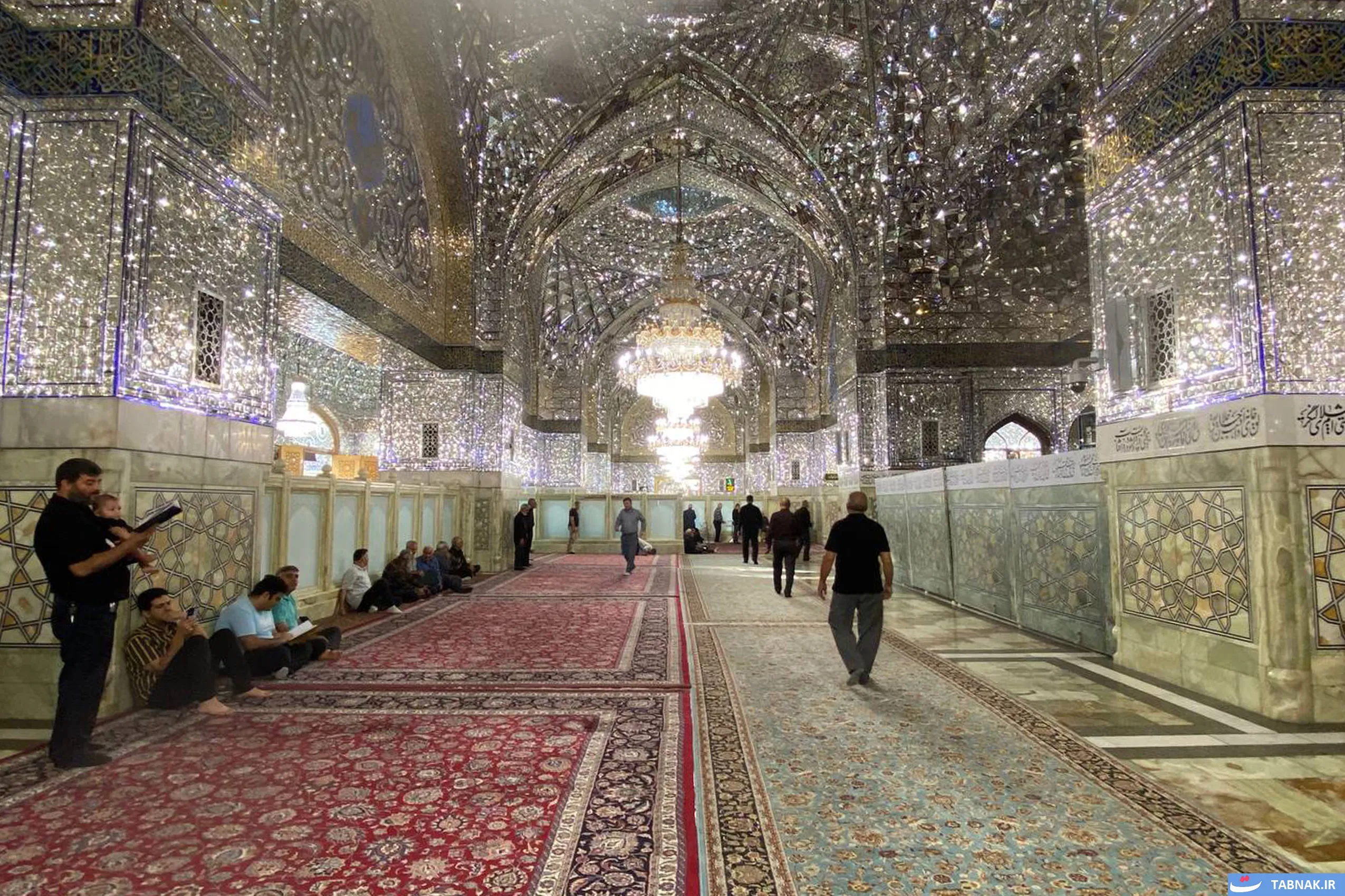 آماده‌سازی حرم مطهر رضوی برای ایام سوگواری