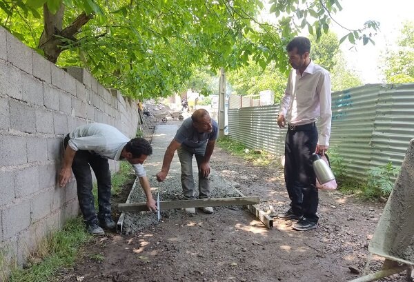 بتن‌ریزی معبر روستای برآرود رودبار با ۱۷ میلیارد ریال؛ گامی برای ماندگاری جوانان