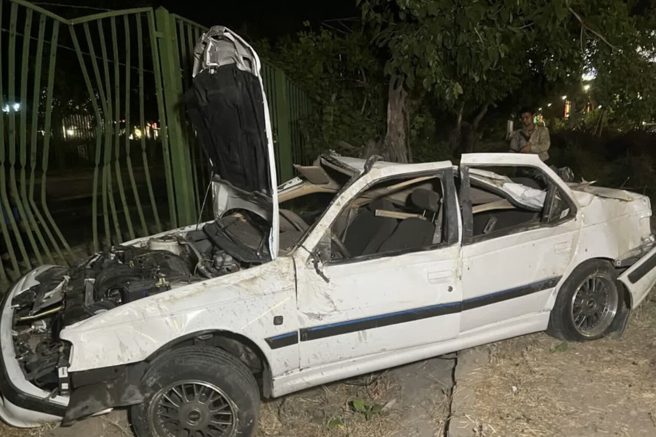 حادثه دلخراش رانندگی در مشهد؛ راننده پژو به بیرون پرتاب شد و جان باخت