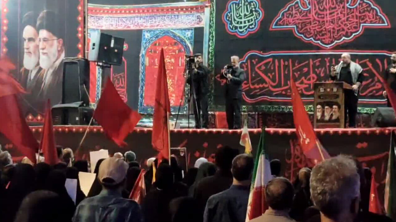 اجتماع پرشور مردمی ساری؛ عاشقان حسینی پیمان با ولایت را تجدید کردند
