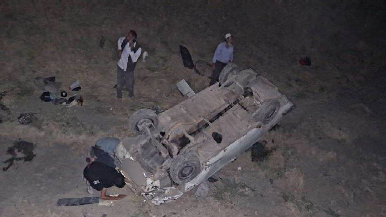 امدادرسانی هلال‌احمر به ۵ مصدوم واژگونی خودرو در محور سلماس ـ خوی