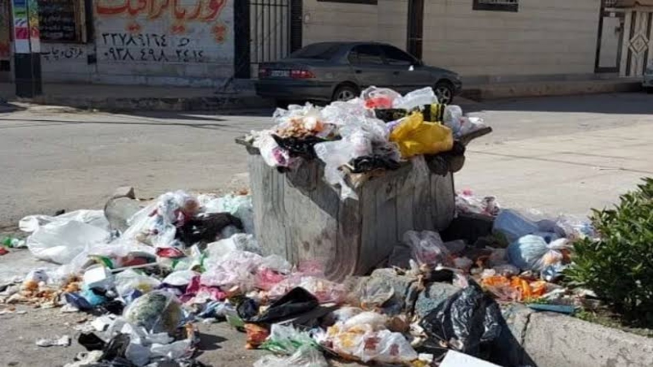 انباشت ۶ ماهه زباله در خیابان اصلی بهارستان اهواز؛ اعتراض شهروندان به شهرداری